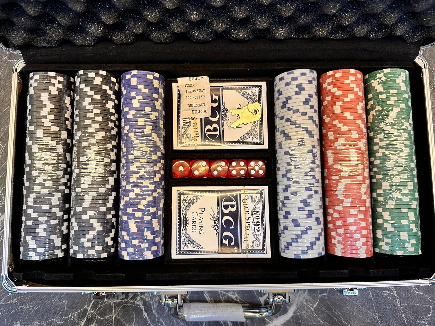 Poker Set 300 pcs Poker Chips with Aluminium Case, 2 Decks, 5 Dices